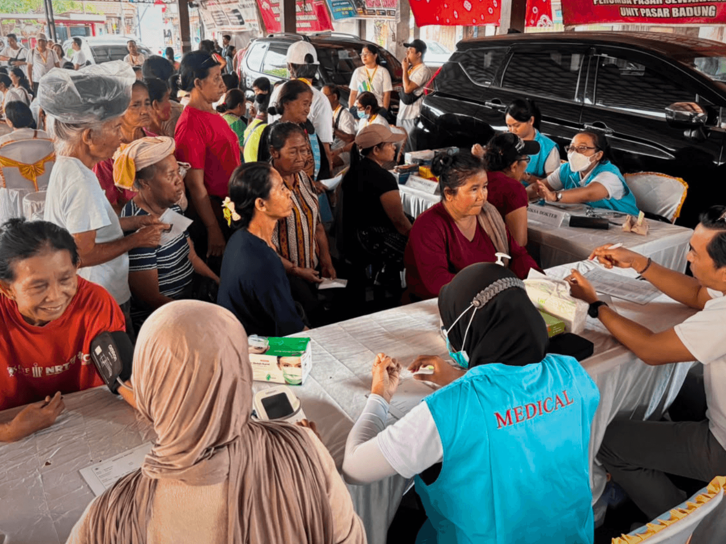 pemeriksaan kesehatan di pasar badung oleh tim ubudcare clinic canggu