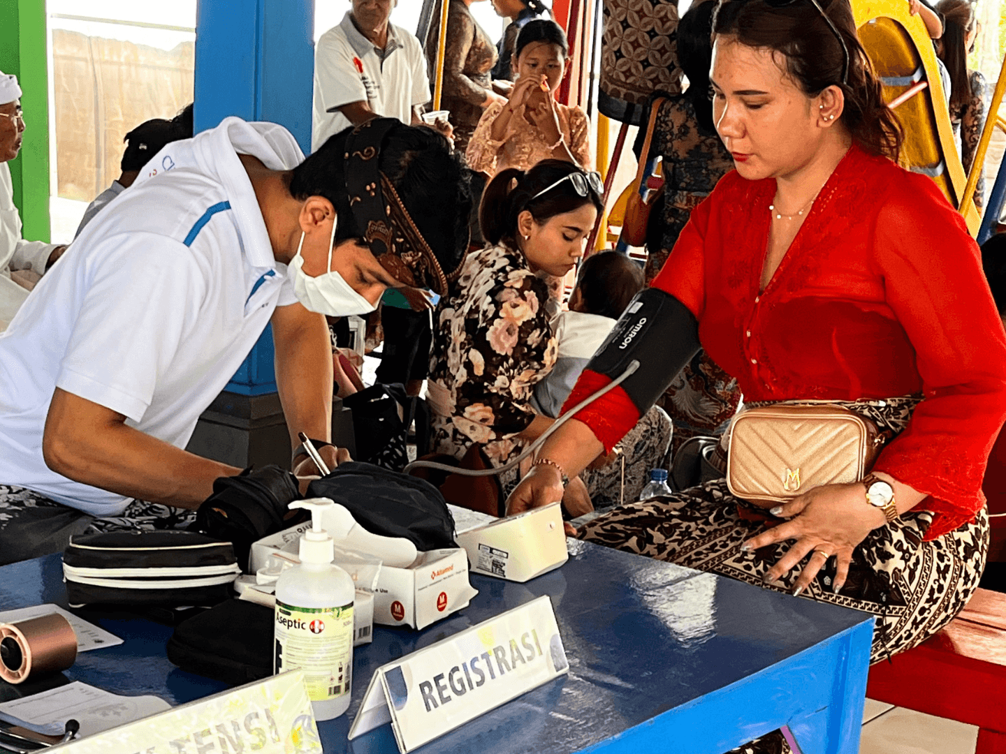 pengobatan gratis di desa mawang oleh tim ubudcare clinic
